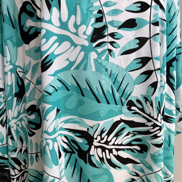 0077/ Green Black Leaves Pattern Poncho With Fringes - Picture 6 of 7